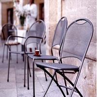 Милиция выяснила, кто украл 12 стульев из кафе на Полтавщине